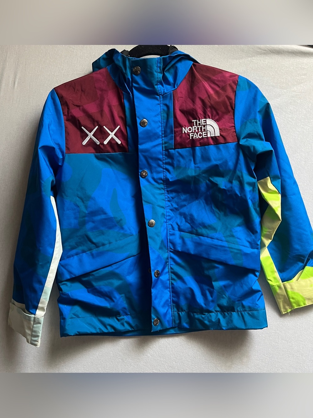 The North Face x KAWS Retro 1986 Mountain Jacket Kids S Blue Burgundy Colorblock